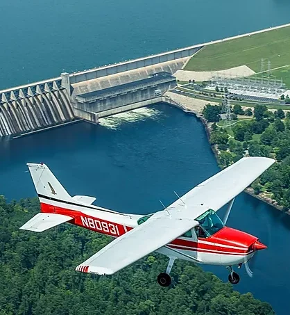 Cessna 172 flying over Strom Thurmond Dam